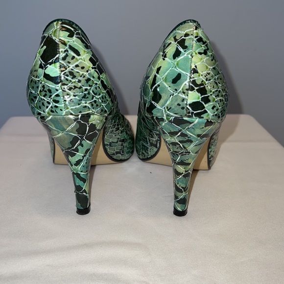 Turquoise faux snakeskin peep toe heels - Picture 4 of 10
